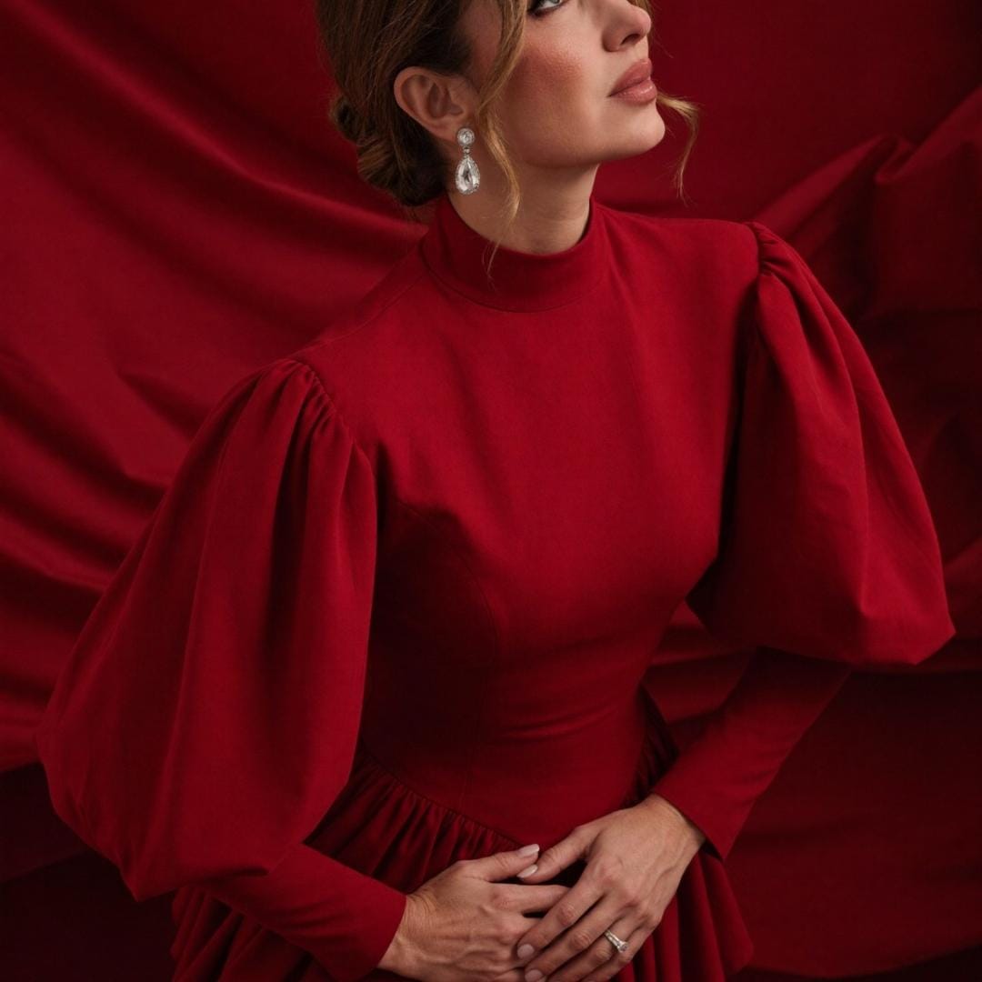 Raquel Rodrigues Senra, psicóloga e psicanalista, em retrato com vestido vermelho